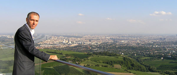 Josef Hinterleitner mit Blick auf Skyline Kahlenberg